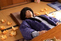 ドラマ「WOWOWオリジナルドラマ アフロ田中」より、みかんを食べ尽くし、こたつでくつろぐどてら姿の田中。