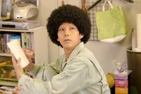 ドラマ「WOWOWオリジナルドラマ アフロ田中」より、悟りを開いた仏顔の田中。
