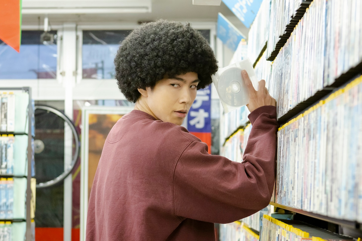 ドラマ「WOWOWオリジナルドラマ アフロ田中」より、レンタルビデオ屋でAVを借りることを決心した田中。