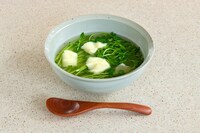 引っ越したばかりの凪が作った「豆苗すいとん」は1杯税込324円の低価格で、1日限定20食。