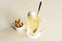 ゴンが飲んだ「チョコミントハイボール」と、凪の上の階に住む吉永さんが考案した「パンの耳チョコスティック」のセット。1日限定100杯で、価格は税込702円。