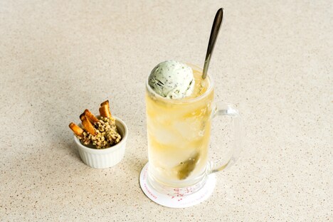 ゴンが飲んだ「チョコミントハイボール」と、凪の上の階に住む吉永さんが考案した「パンの耳チョコスティック」のセット。1日限定100杯で、価格は税込702円。