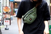 爆豪勝己モデルのボディバッグの使用イメージ。