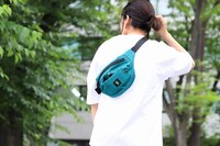 緑谷出久モデルのボディバッグ使用イメージ。