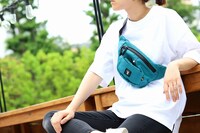 緑谷出久モデルのボディバッグ使用イメージ。