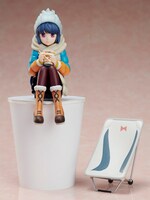 「ゆるキャン△ 志摩リン 1/8 プレミアムぬーどるストッパーフィギュア」とローチェアを模した台座。