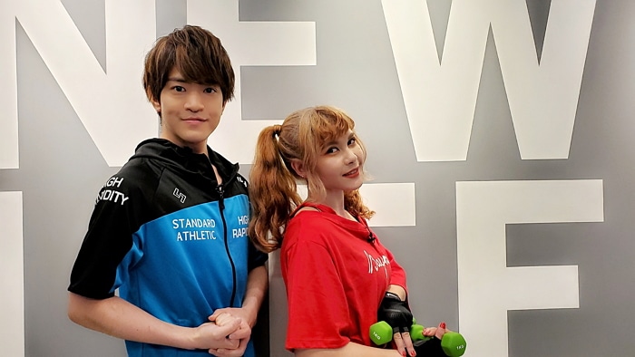 実写映像特典「ナイスバルクトレーニング-ファイルーズあいMENU-」に出演する石川界人（左）、ファイルーズあい。