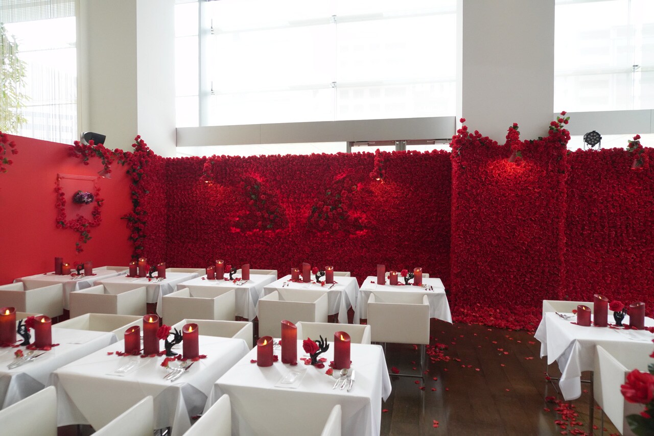 「喰種レストラン」いよいよ開店、4万本の薔薇に囲まれ血がテーマの美食味わえる