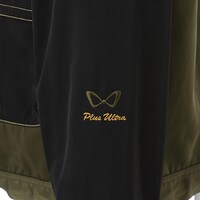 「蛙吹梅雨モデル マウンテンパーカー」左袖のマークと「Plus Ultra」の刺繍。