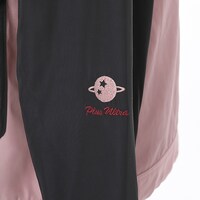 「麗日お茶子モデル マウンテンパーカー」左袖のマークと「Plus Ultra」の刺繍。