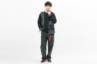 「緑谷出久モデル マウンテンパーカー」「緑谷出久モデル スニーカー」着用イメージ