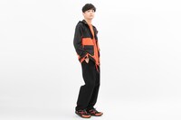 「爆豪勝己モデル マウンテンパーカー」「爆豪勝己モデル スニーカー」着用イメージ