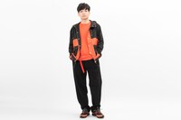 「爆豪勝己モデル マウンテンパーカー」「爆豪勝己モデル スニーカー」着用イメージ