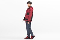 「切島鋭児郎モデル マウンテンパーカー」「切島鋭児郎モデル スニーカー」着用イメージ