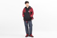 「切島鋭児郎モデル マウンテンパーカー」「切島鋭児郎モデル スニーカー」着用イメージ