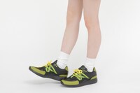 「蛙吹梅雨モデル スニーカー」着用イメージ