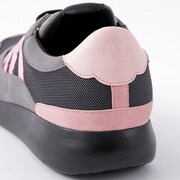 「麗日お茶子モデル スニーカー」