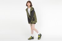 「蛙吹梅雨モデル マウンテンパーカー」「蛙吹梅雨モデル スニーカー」着用イメージ