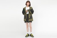 「蛙吹梅雨モデル マウンテンパーカー」「蛙吹梅雨モデル スニーカー」着用イメージ