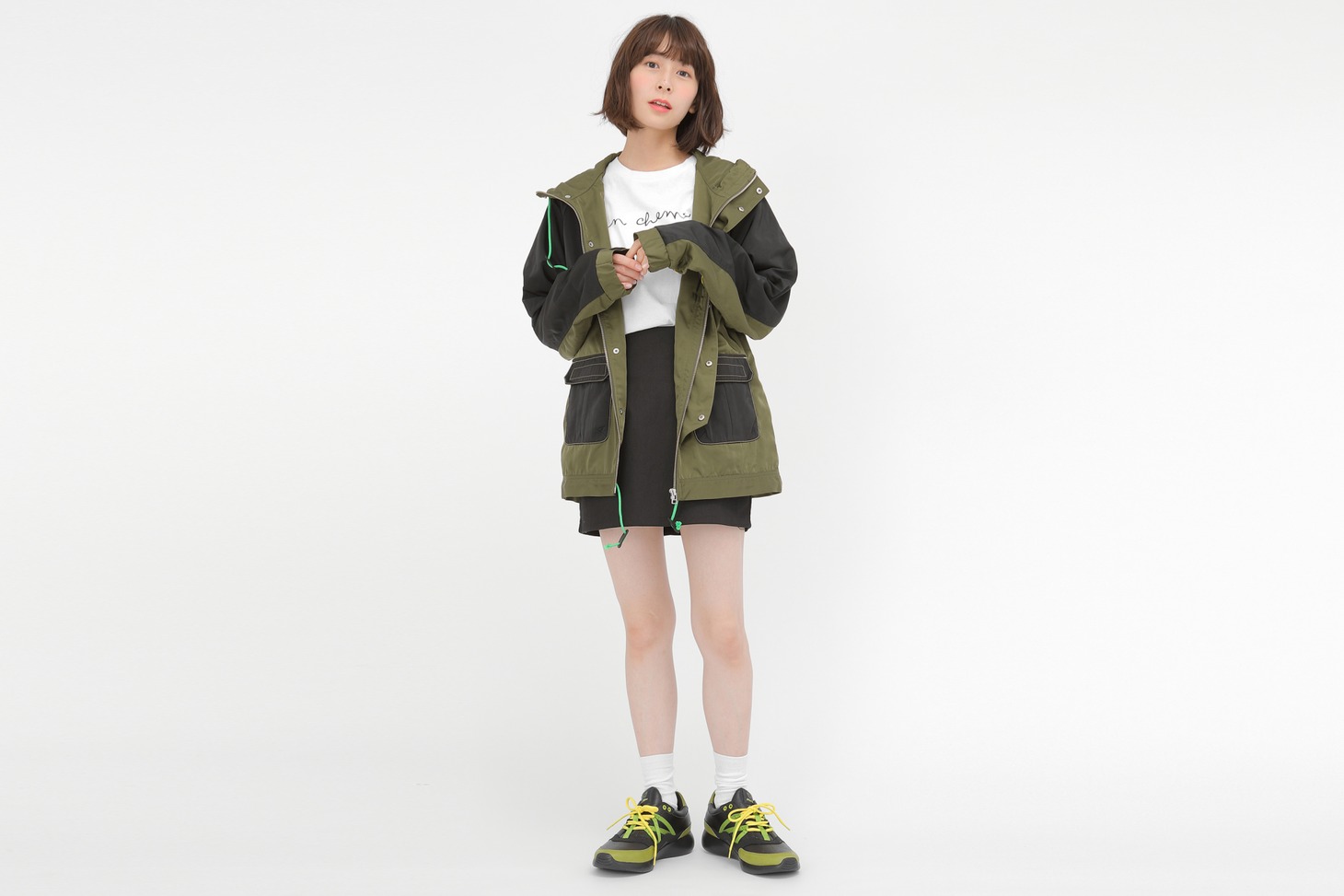 「蛙吹梅雨モデル マウンテンパーカー」「蛙吹梅雨モデル スニーカー」着用イメージ