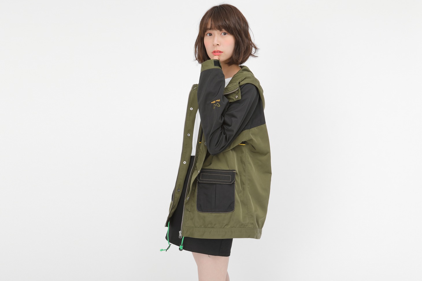 「蛙吹梅雨モデル マウンテンパーカー」着用イメージ