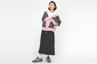 「麗日お茶子モデル マウンテンパーカー」「麗日お茶子モデル スニーカー」着用イメージ