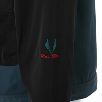 「緑谷出久モデル マウンテンパーカー」左袖のマークと「Plus Ultra」の刺繍。