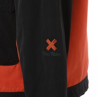 「爆豪勝己モデル マウンテンパーカー」左袖のマークと「Plus Ultra」の刺繍。