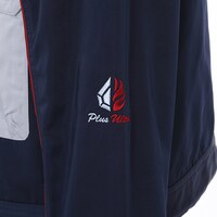 「轟焦凍モデル マウンテンパーカー」左袖のマークと「Plus Ultra」の刺繍。