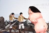 巨人に襲われる和牛。