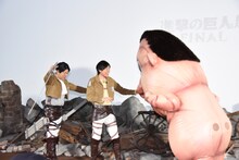 巨人に襲われる和牛。