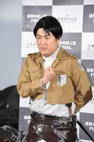 「心臓を捧げよ！」のポーズを取る水田信二。