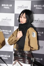 「心臓を捧げよ！」のポーズを取る宇垣美里。