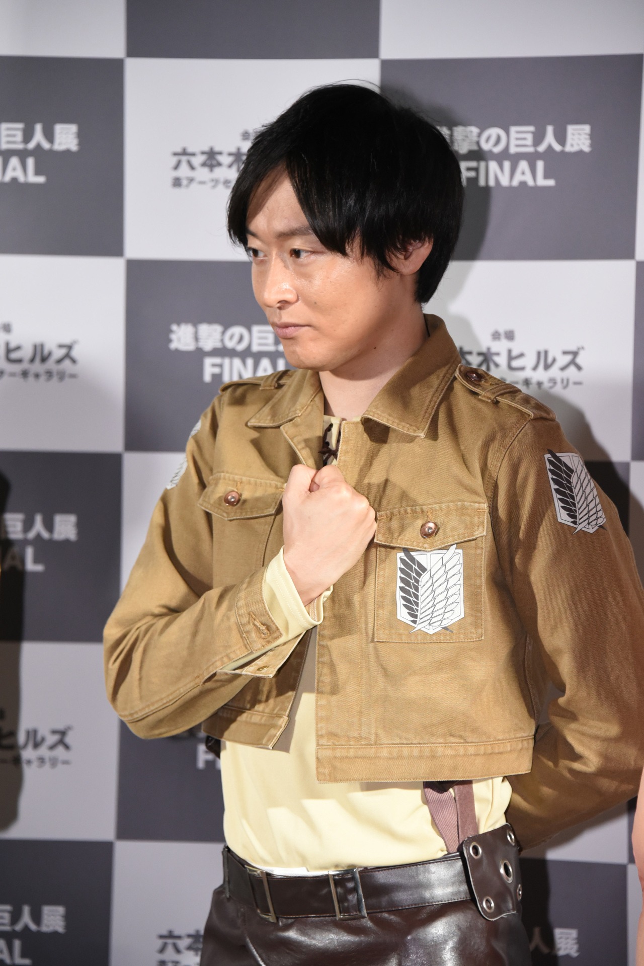 「心臓を捧げよ！」のポーズを取る川西賢志郎。