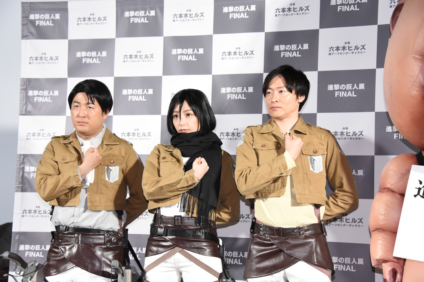 「心臓を捧げよ！」のポーズを取る3人。
