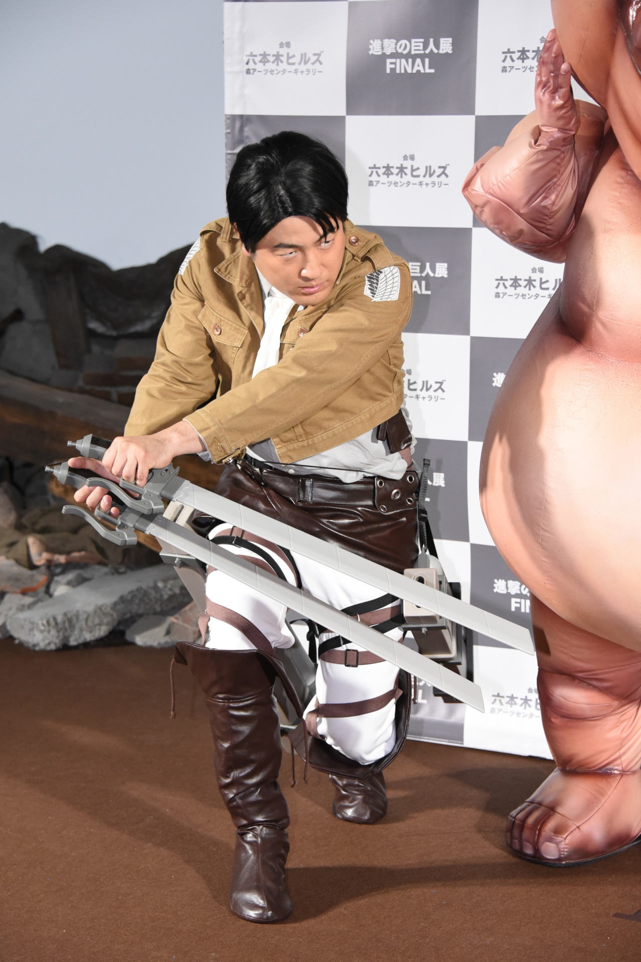 リヴァイっぽいポーズを決める水田信二。