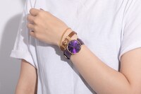 玄奘三蔵モデルの腕時計と孫悟空モデルのブレスレット。