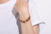 孫悟空モデルのブレスレットの使用イメージ。