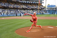 巨人くんの始球式の様子。