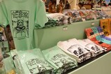 物販コーナーには横山光輝「三国志」のイラストを使用したグッズも並ぶ。