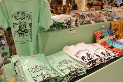 物販コーナーには横山光輝「三国志」のイラストを使用したグッズも並ぶ。