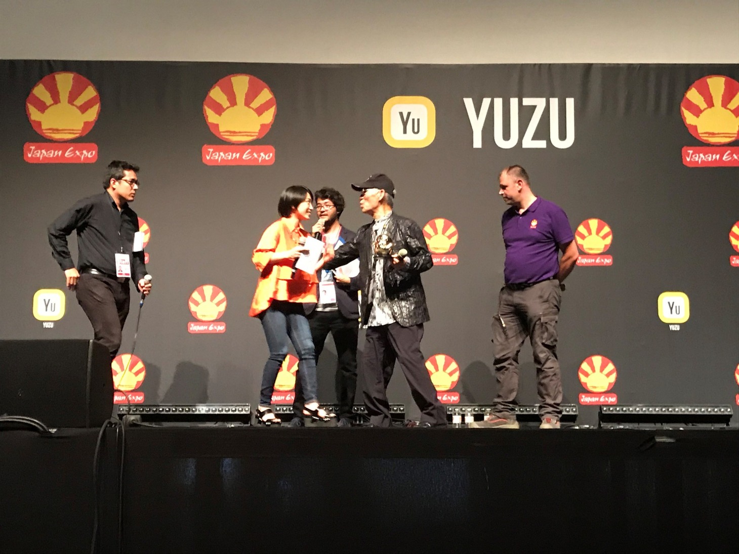 「Japan Expo2019」で富野由悠季監督と握手を交わすmiwa。カンファレンスでは「機動戦士ガンダム THE ORIGIN 前夜 赤い彗星」のエンディングテーマ「A Red Ray」を熱唱した。