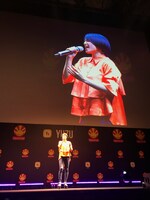 「機動戦士ガンダム THE ORIGIN 前夜 赤い彗星」のエンディングテーマ「A Red Ray」を歌うmiwa。