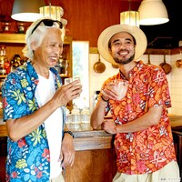 「STRICT-G×PAIKAJI ボタンダウン アロハシャツ ボタニカル・アース柄 ガンダム／シャア専用ザクII」着用イメージ。