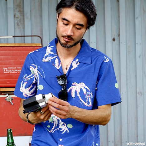 「STRICT-G×PAIKAJI アロハシャツ グランドパームツリー柄 ガンダム」着用イメージ。