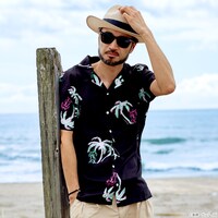 「STRICT-G×PAIKAJI アロハシャツ グランドパームツリー柄 シャア専用ザクII」着用イメージ。