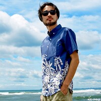 「STRICT-G×PAIKAJI ボタンダウン アロハシャツ ジャングリスト柄 ガンダム」着用イメージ。