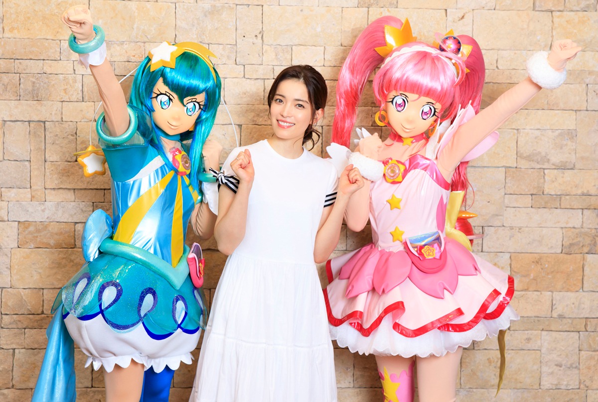左からキュアミルキー、知念里奈、キュアスター。