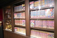 「おとなのジャンプ酒場」に並べられた1980年代の週刊少年ジャンプ。