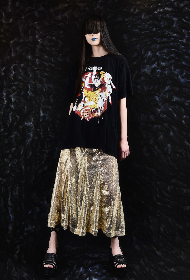 丸尾作品とファッションブランド・MEEWEEによるコラボアイテムの着用イメージ。